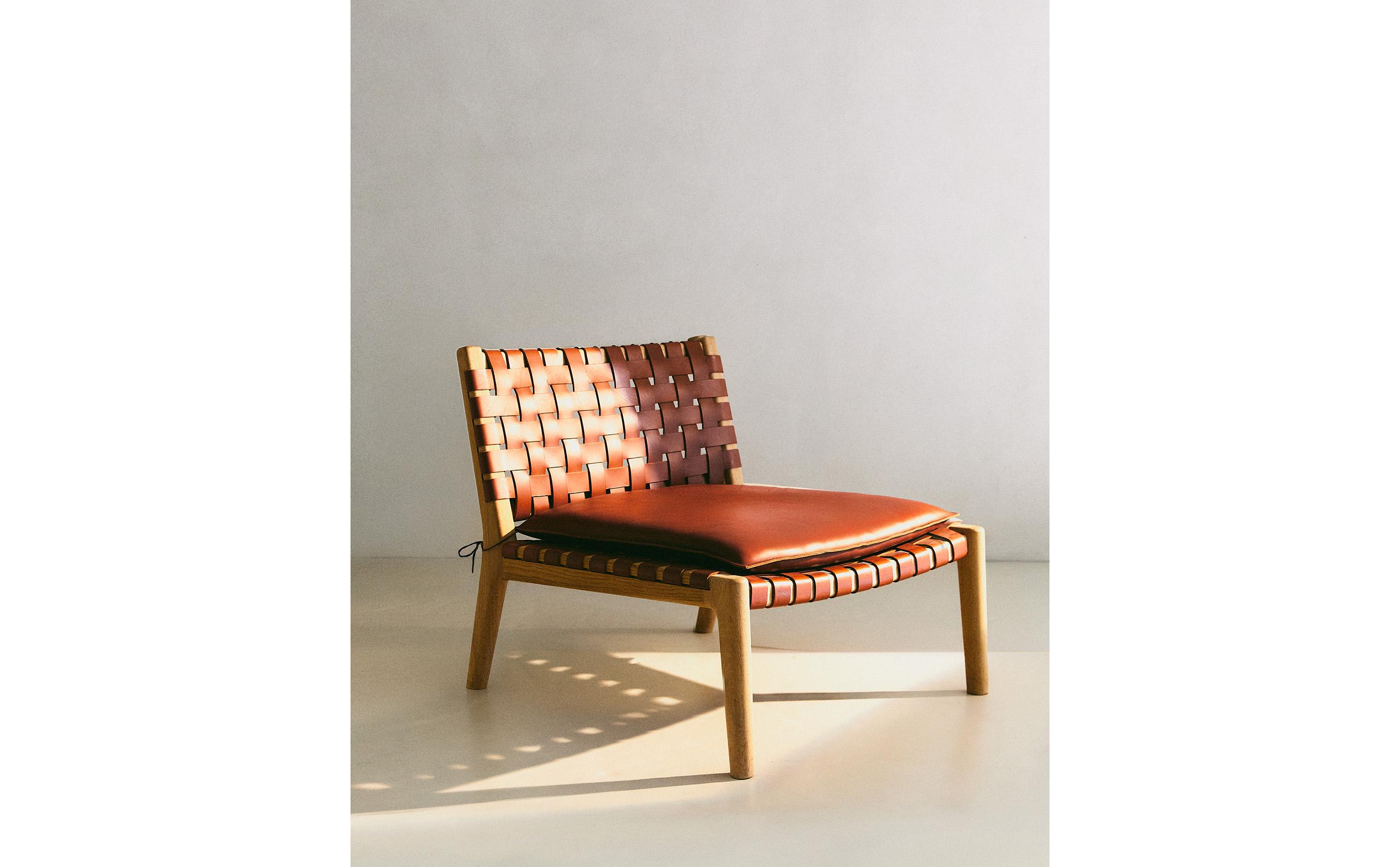 LOUNGE CHAIR 01