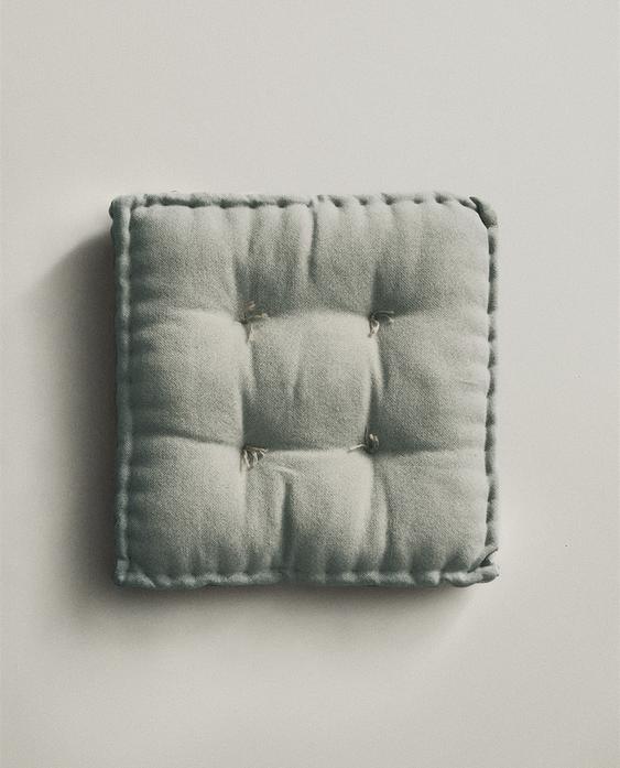 STOELKUSSEN MET SIERSTIKSEL