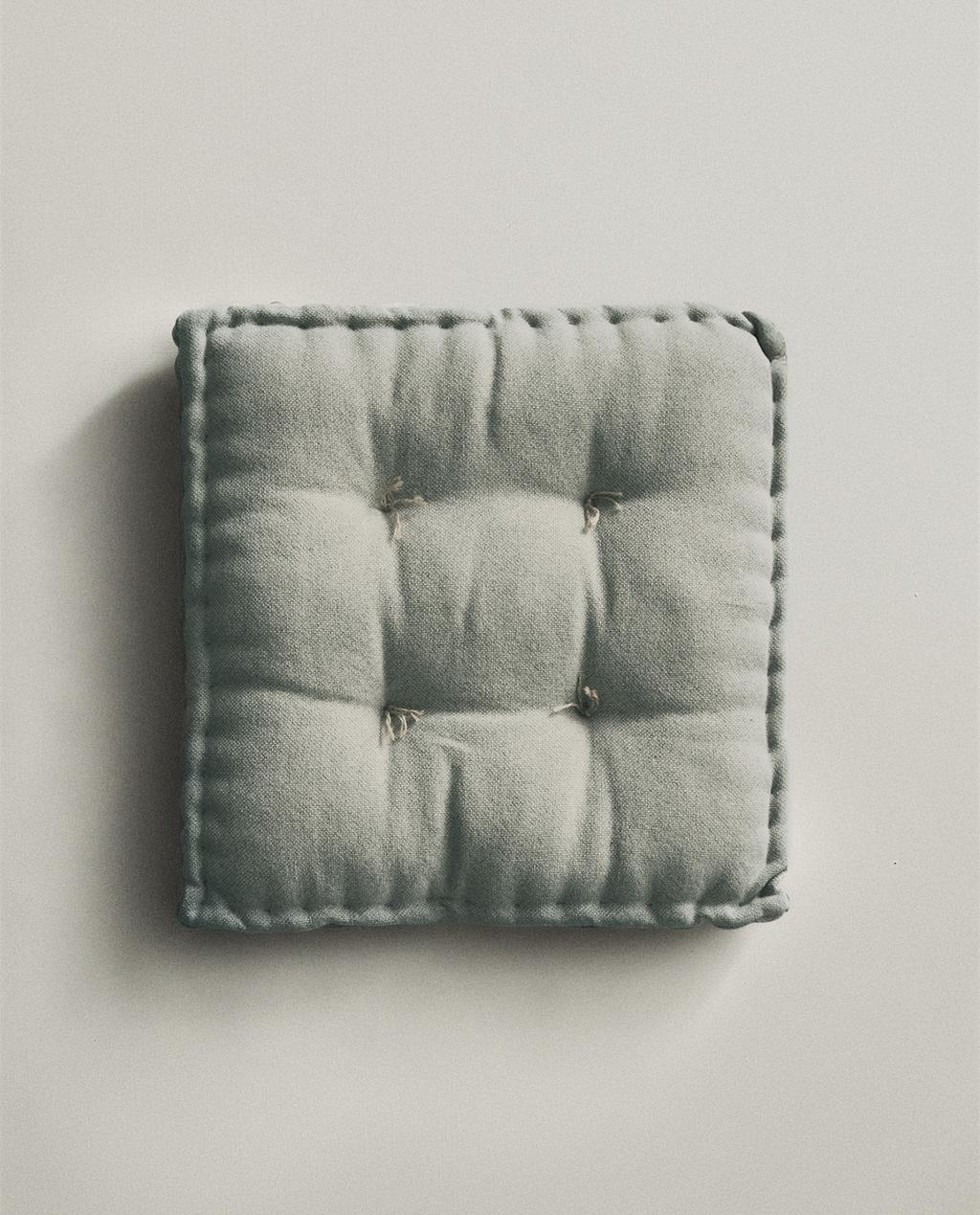SEAT CUSHION WITH TOPSTITCHING