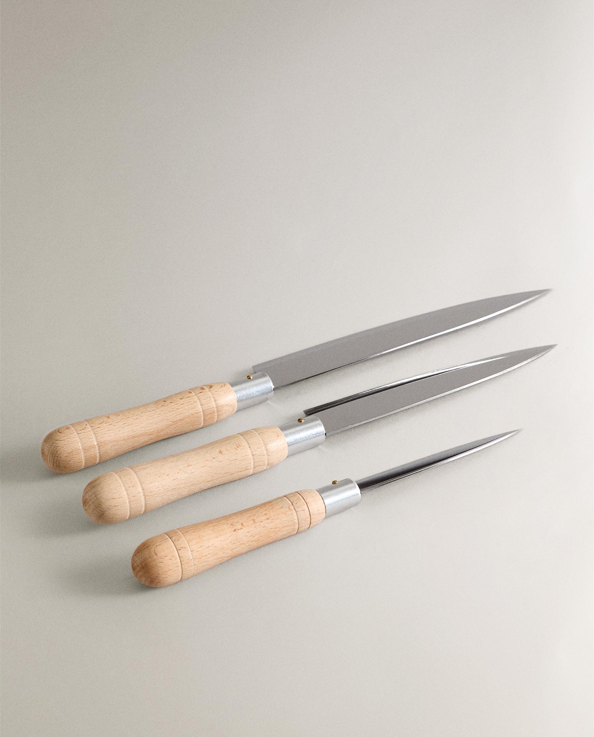 SET OF KNIVES WITH WOODEN HANDLES