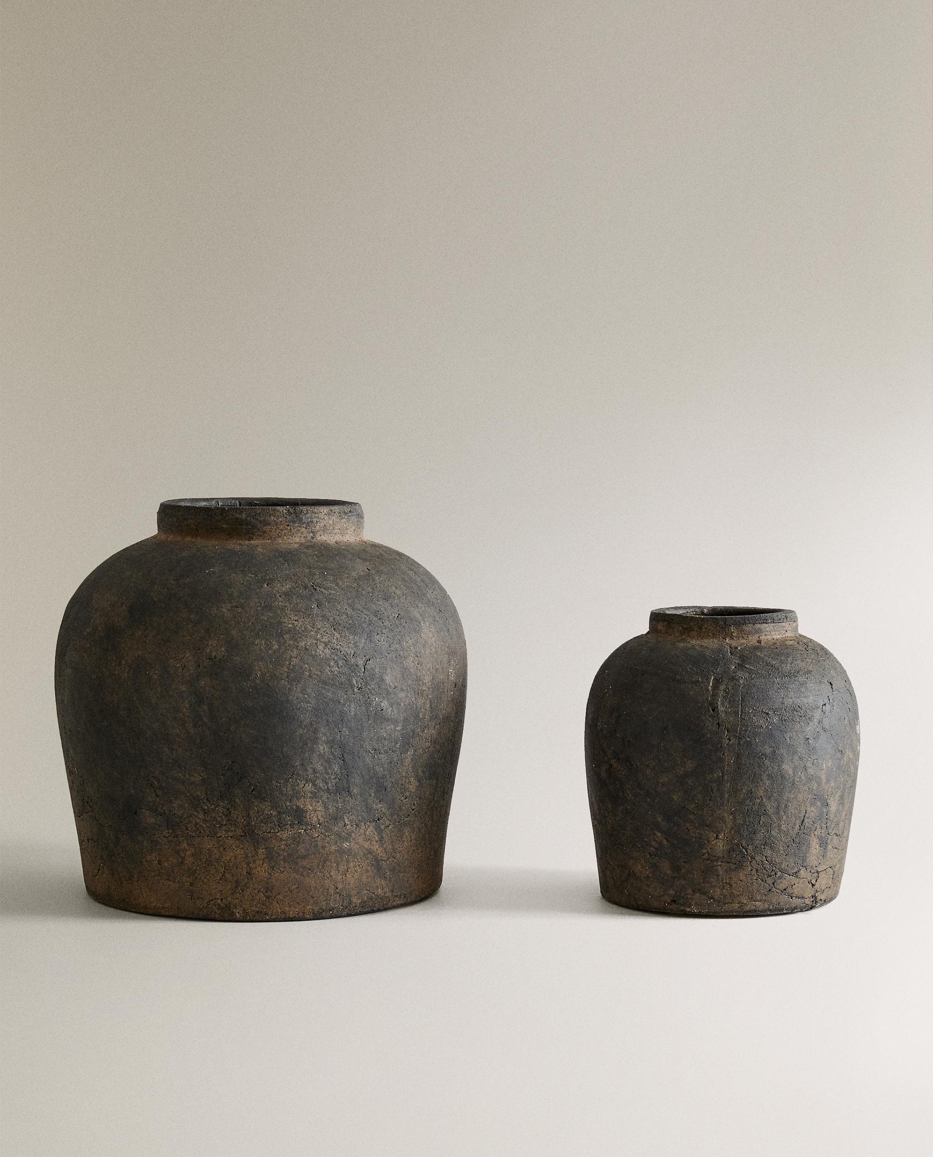 DISTRESSED TEXTURE CERAMIC VASE