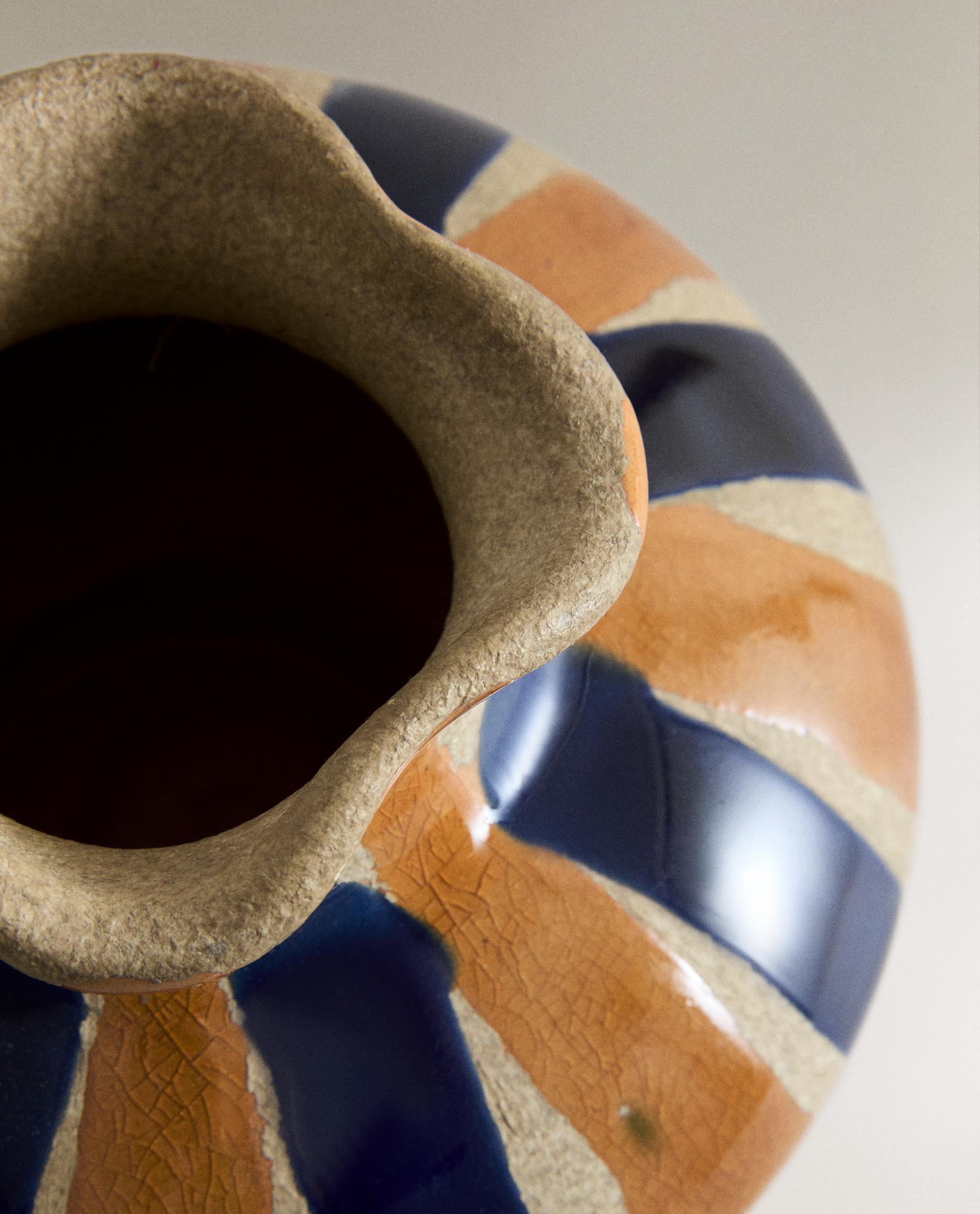 DECORATIVE ROUND CERAMIC VASE product thumbnail 3