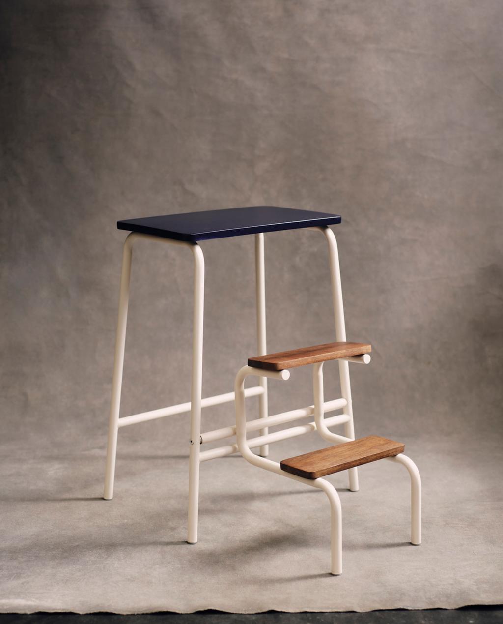 FOLDABLE WOODEN METAL STOOL