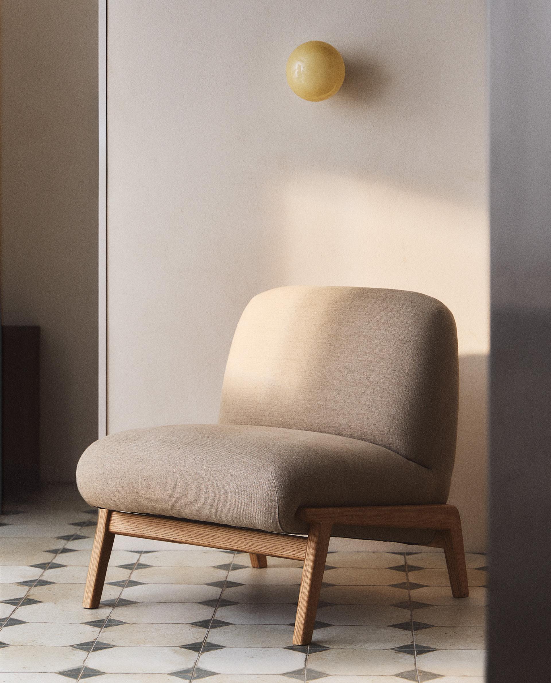 Zara Home doğal ışıkta açık tonlu koltuk ve duvar lambası