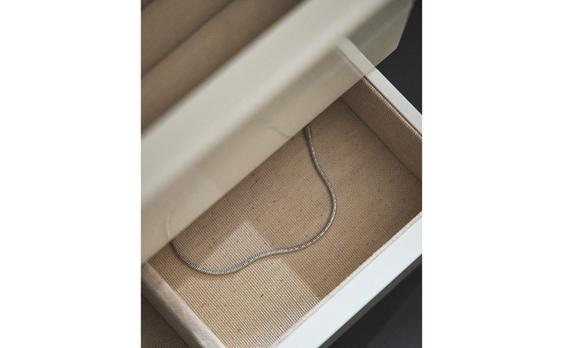 קופסת תכשיטים גדולה עם ציפוי לכה ומגירה