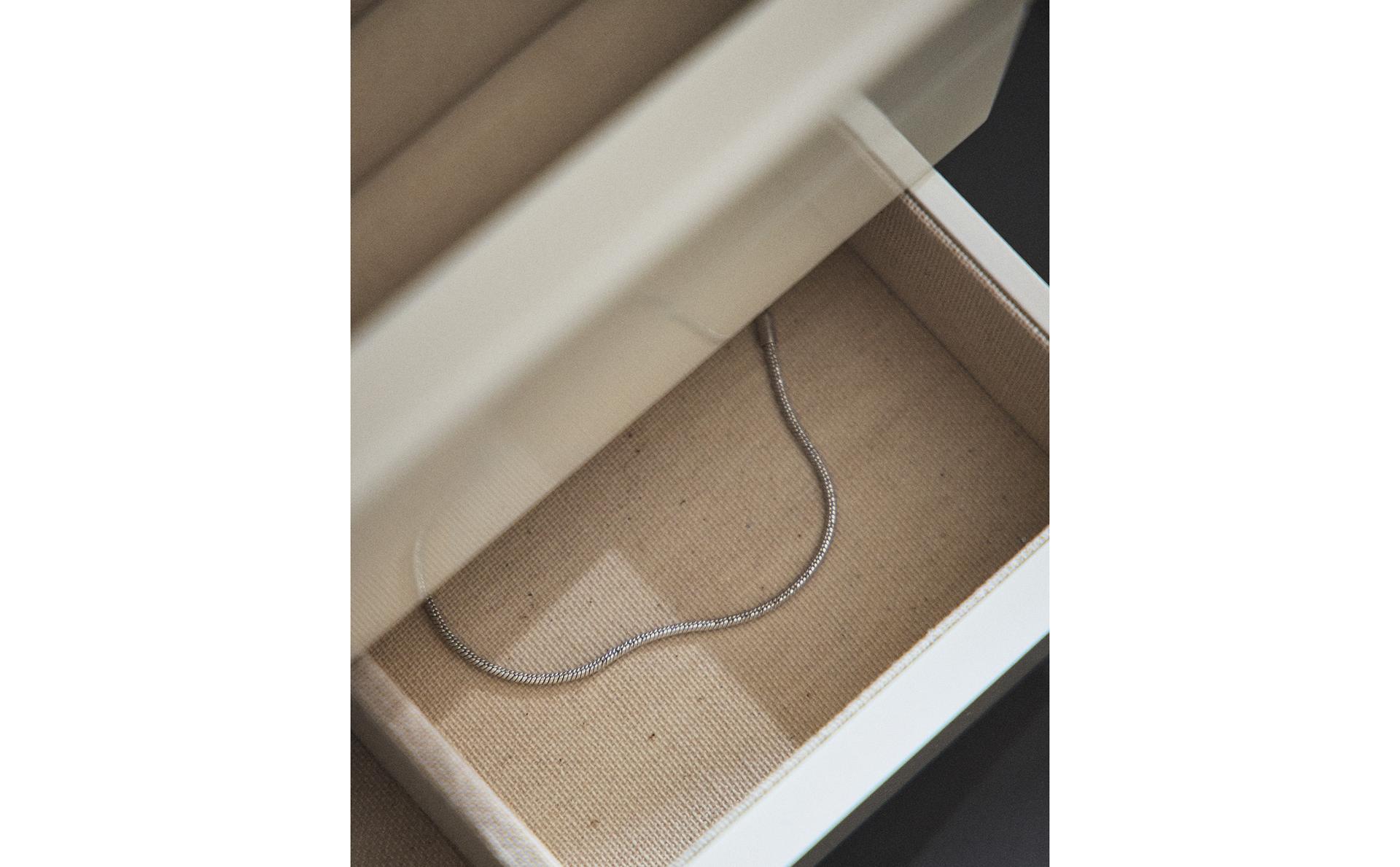 LARGE LACQUERED JEWELLERY BOX WITH LID AND DRAWER LARGE LACQUERED JEWELLERY BOX WITH LID AND DRAWER