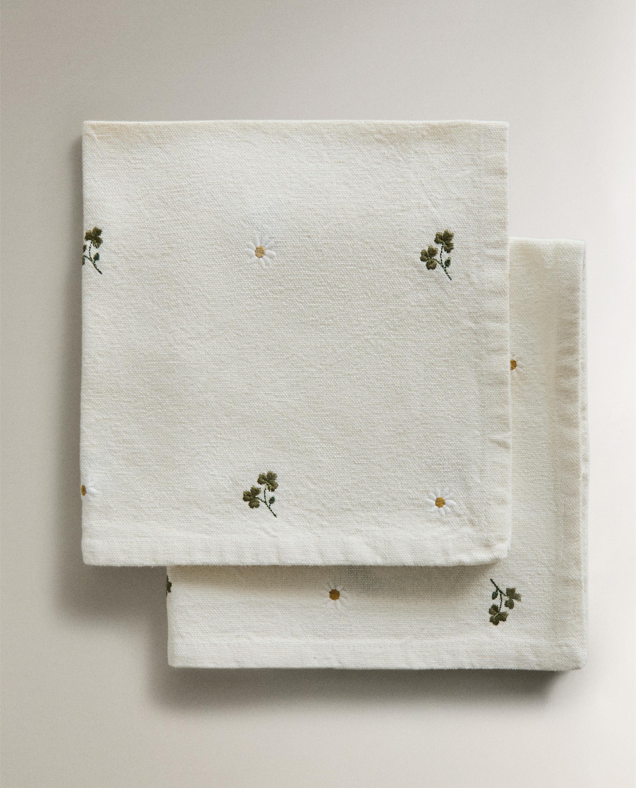 PACK OF EMBROIDERED CLOVER AND DAISY NAPKINS (PACK OF 2) product thumbnail 6