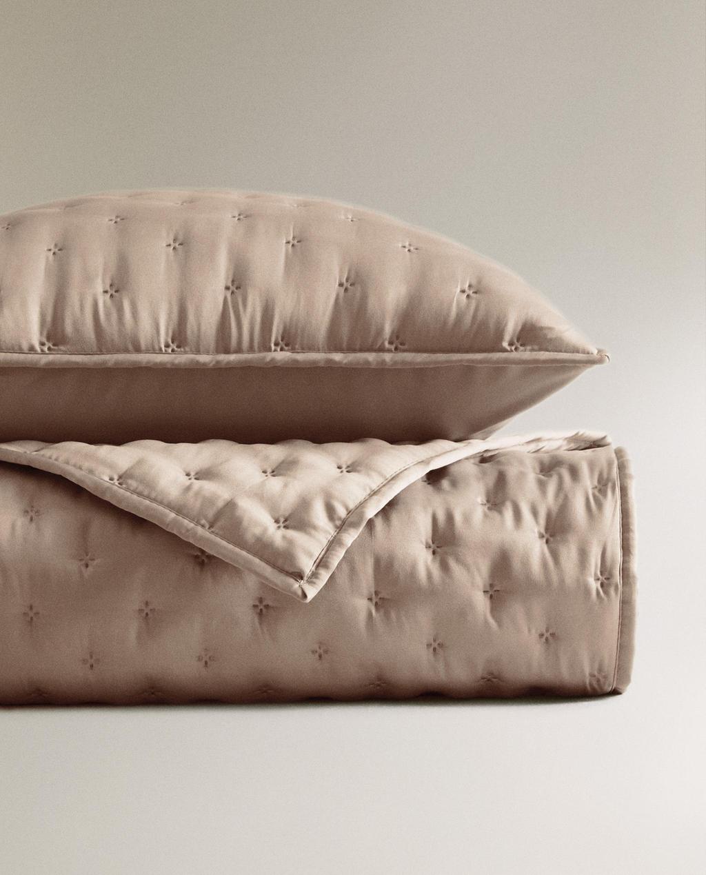 PLAIN QUILTED BEDSPREAD WITH KNOTS