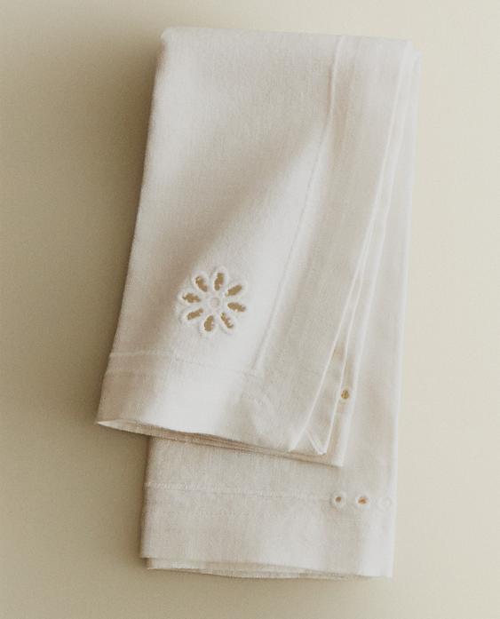 PACK OF NAPKINS WITH CUTWORK EMBROIDERY (PACK OF 2) PACK OF NAPKINS WITH CUTWORK EMBROIDERY (PACK OF 2)