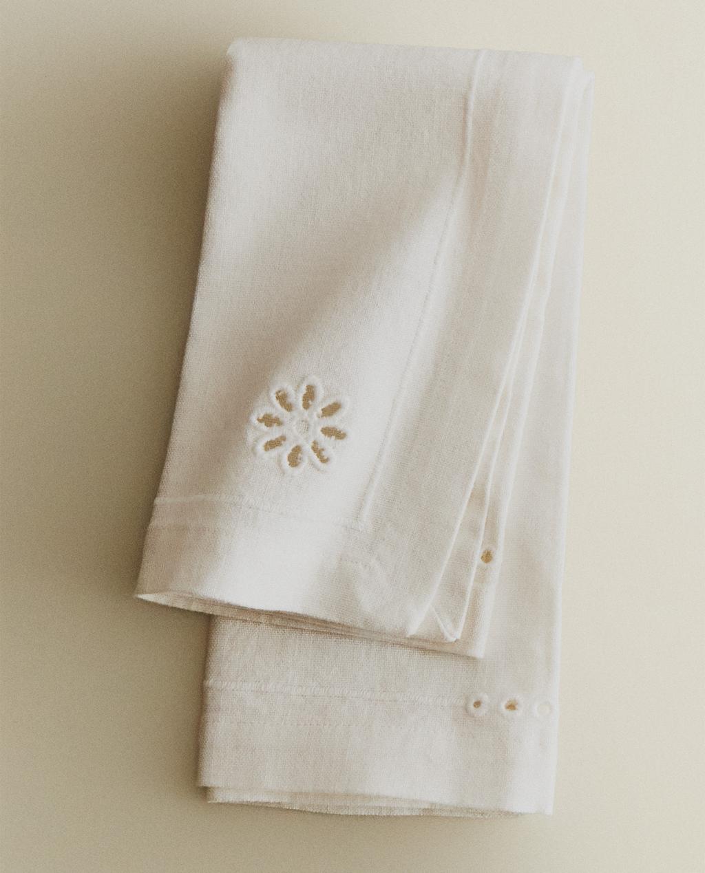 حزمة فوط مائدة بتطريز مخرم (حزمة 2 قطعة) حزمة فوط مائدة بتطريز مخرم (حزمة 2 قطعة)