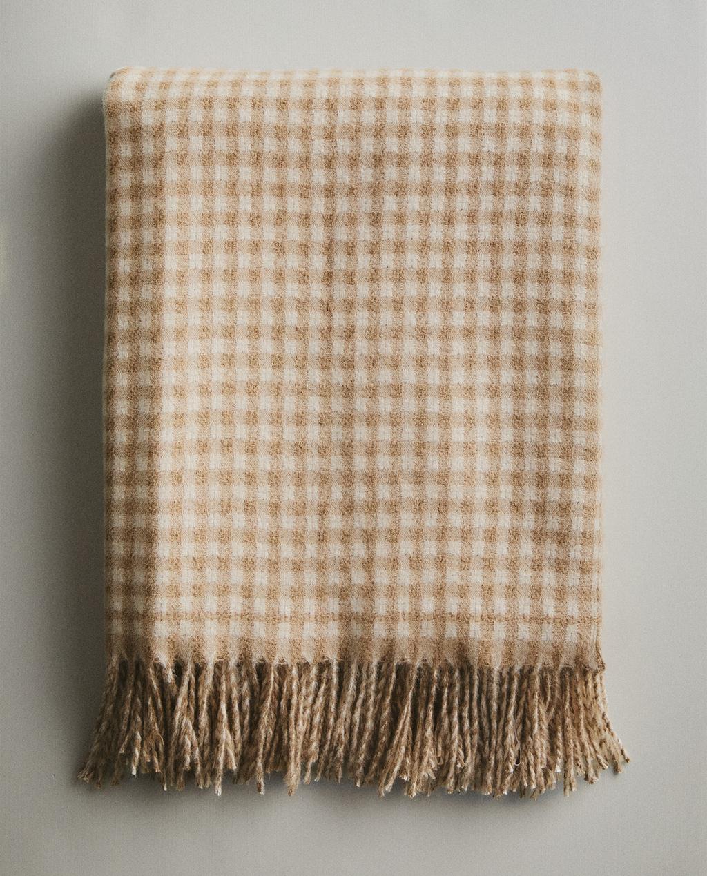 COUVERTURE À CARREAUX ET FRANGES