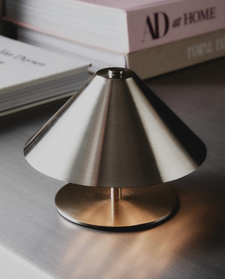 CORDLESS IRON TABLE LAMP