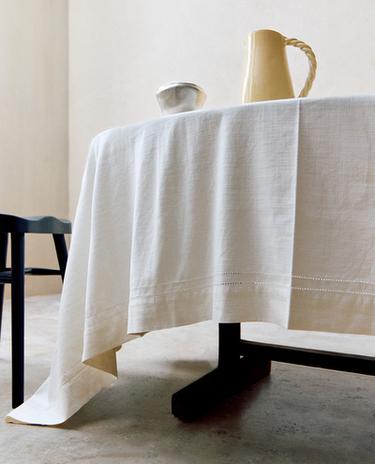 TISCHDECKE AUS BAUMWOLLE MIT HOHLSAUM