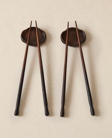 SET OF WOODEN CHOPSTICKS AND HOLDER (SET OF 2)