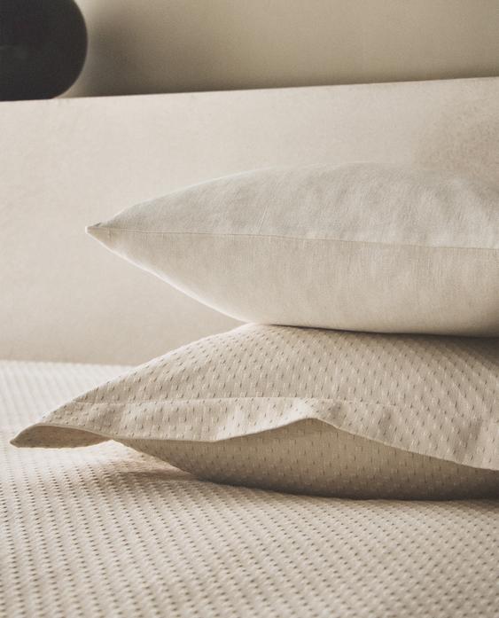 CUSHION COVER WITH POLKA DOT DESIGN CUSHION COVER WITH POLKA DOT DESIGN