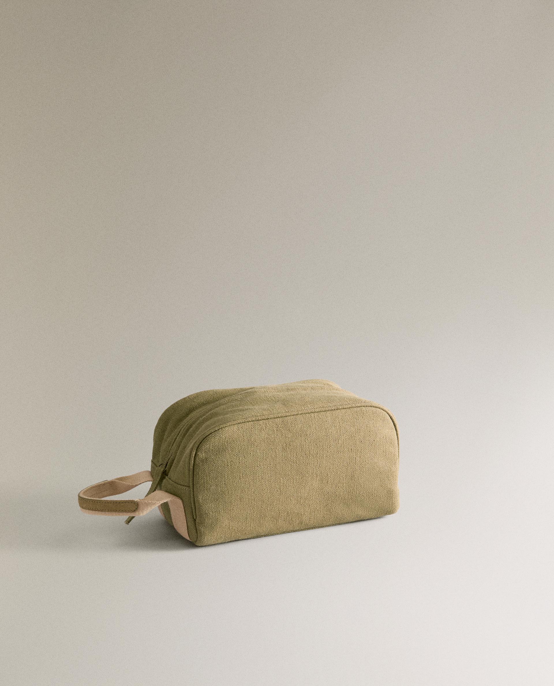 MINIMALIST TOILETRY BAG WITH LEATHER DETAIL