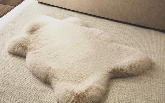 МАЛКО ПУХКАВО КИЛИМЧЕ С НЕПРАВИЛНА ФОРМА