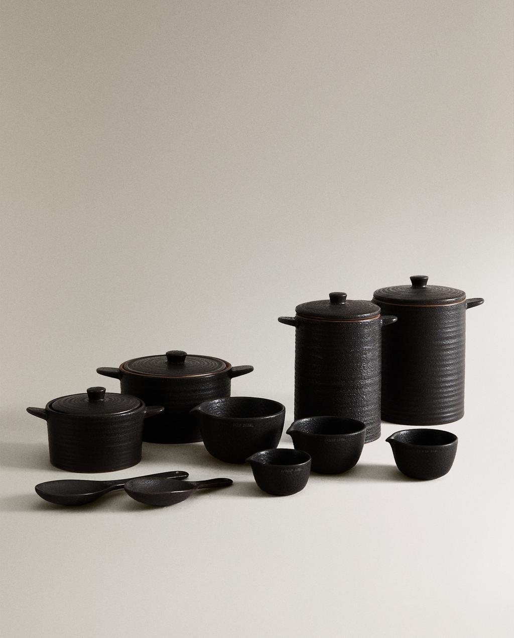 STONEWARE TABLEWARE WITH RAISED DETAILS