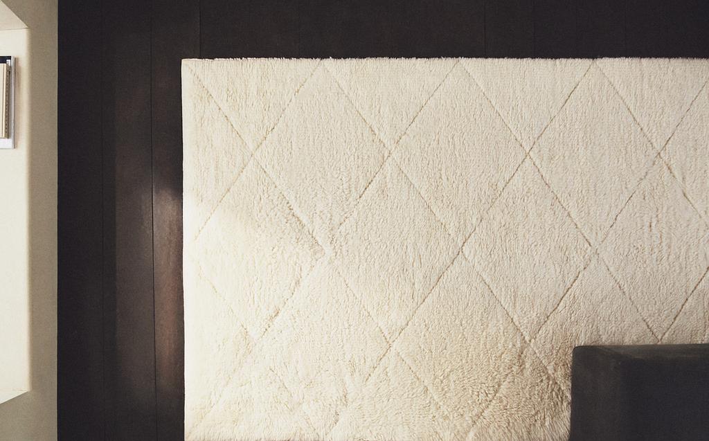 TAPETE DE LÃ COM DESIGN GEOMÉTRICO