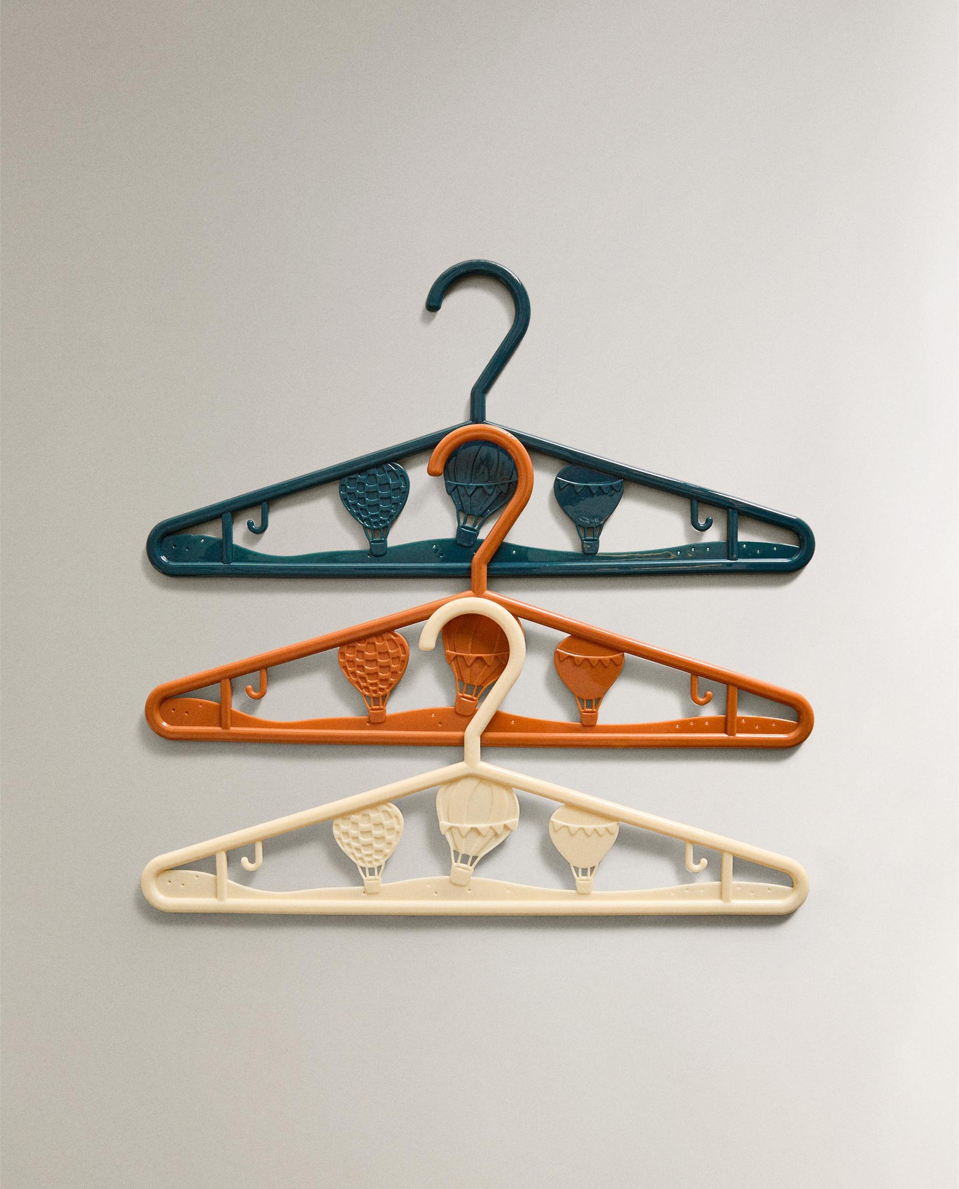 طقم علّاقات للأطفال ببالونات طائرة (طقم 6 قطع) طقم علّاقات للأطفال ببالونات طائرة (طقم 6 قطع)