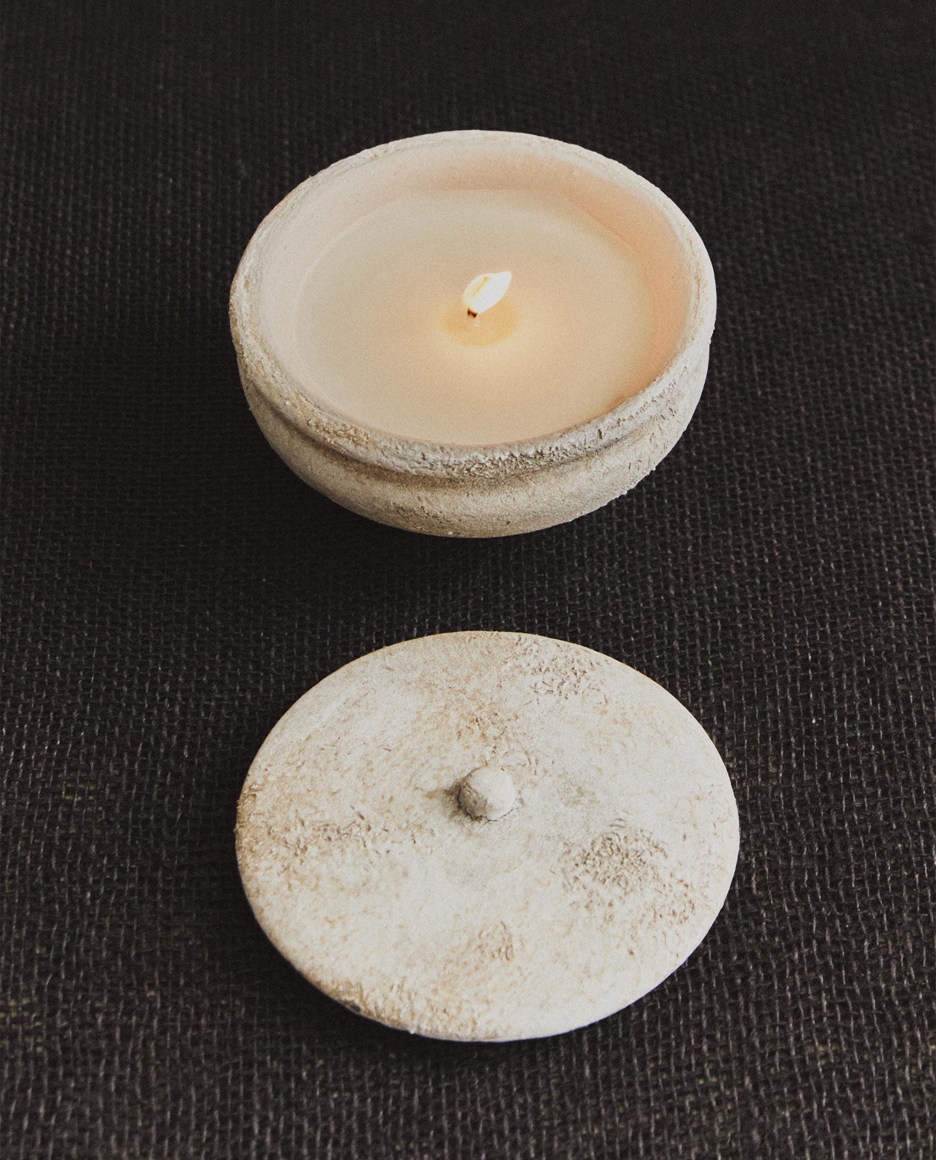(100 G) GOLDEN CUIR SCENTED CANDLE
