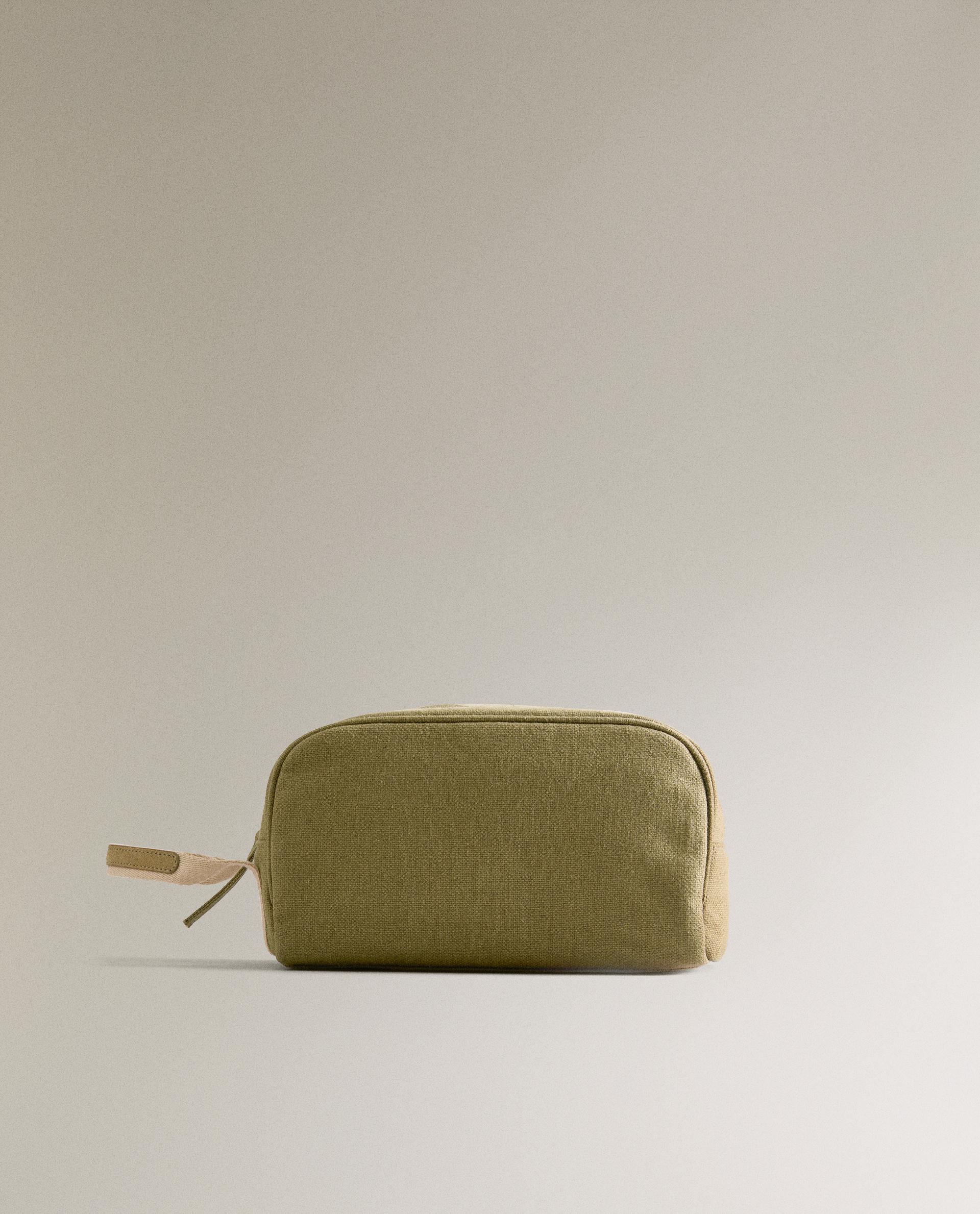 MINIMALIST TOILETRY BAG WITH LEATHER DETAIL