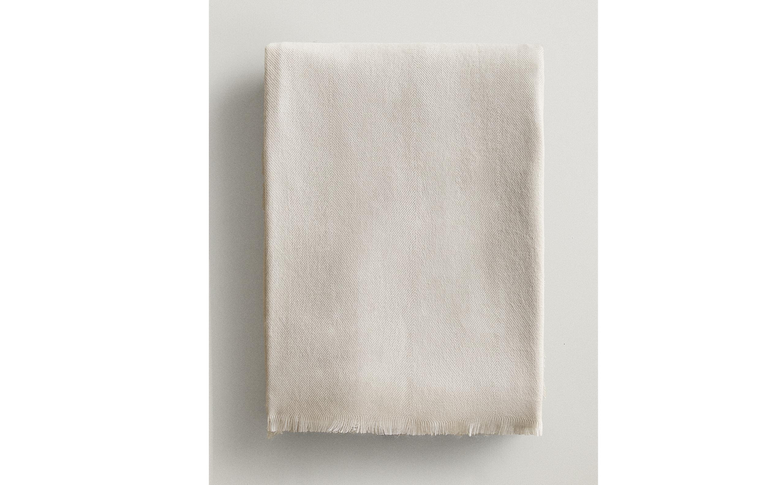 LIGHTWEIGHT BLANKET WITH FRINGING product thumbnail 8