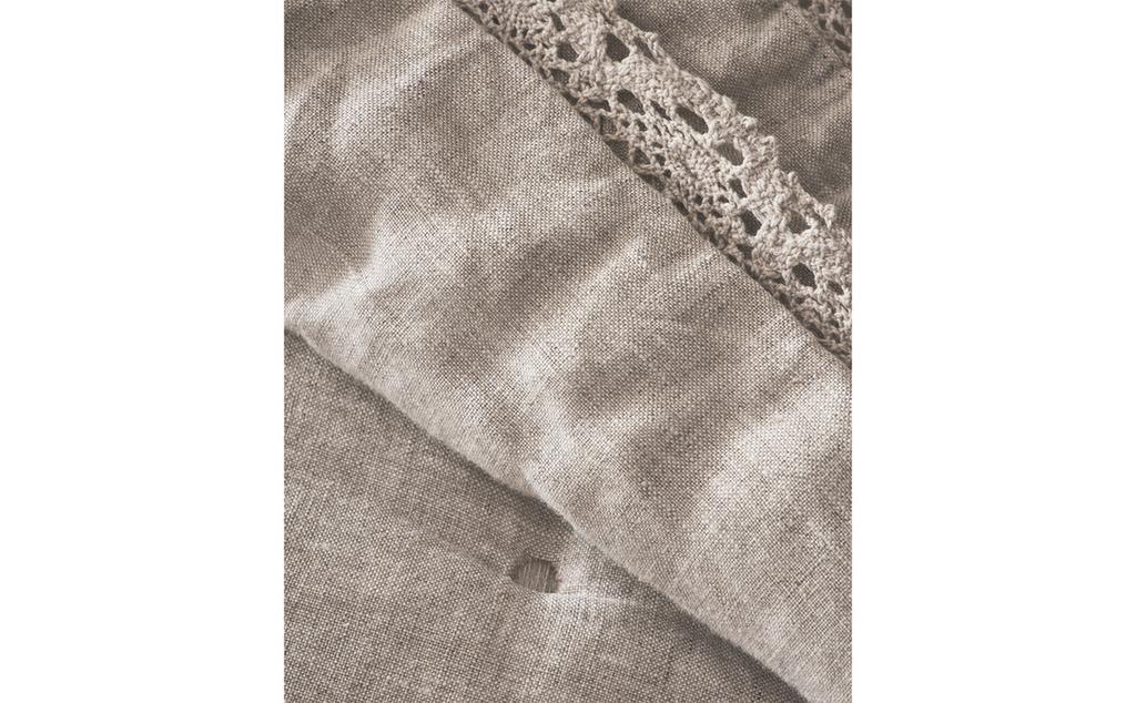 LINEN QUILTED BEDSPREAD WITH LACE TRIM