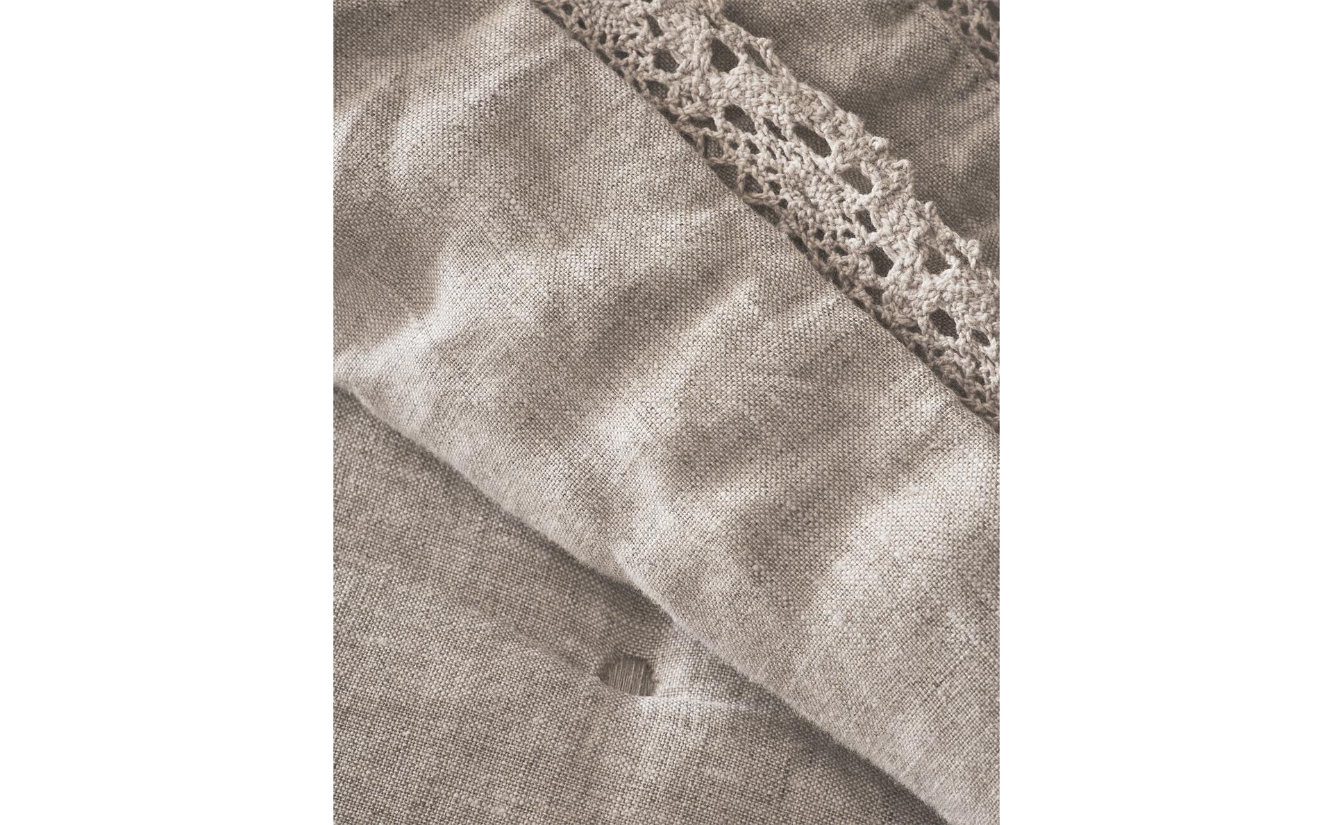 LINEN QUILTED BEDSPREAD WITH LACE TRIM LINEN QUILTED BEDSPREAD WITH LACE TRIM