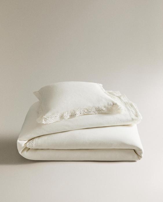 MEDVILNINĖ LOVATIESĖ SU SIUVINĖTŲ RAUKTINUKŲ APVADU MEDVILNINĖ LOVATIESĖ SU SIUVINĖTŲ RAUKTINUKŲ APVADU