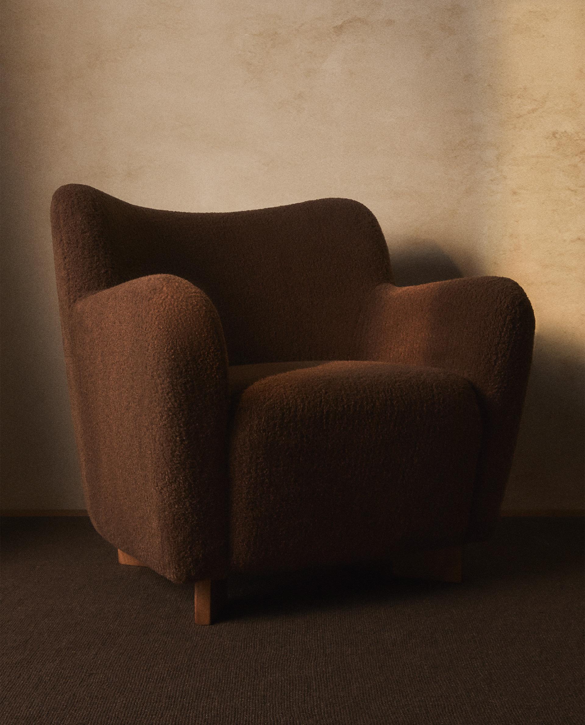 FAUX SHEARLING ARMCHAIR WITH ARMRESTS