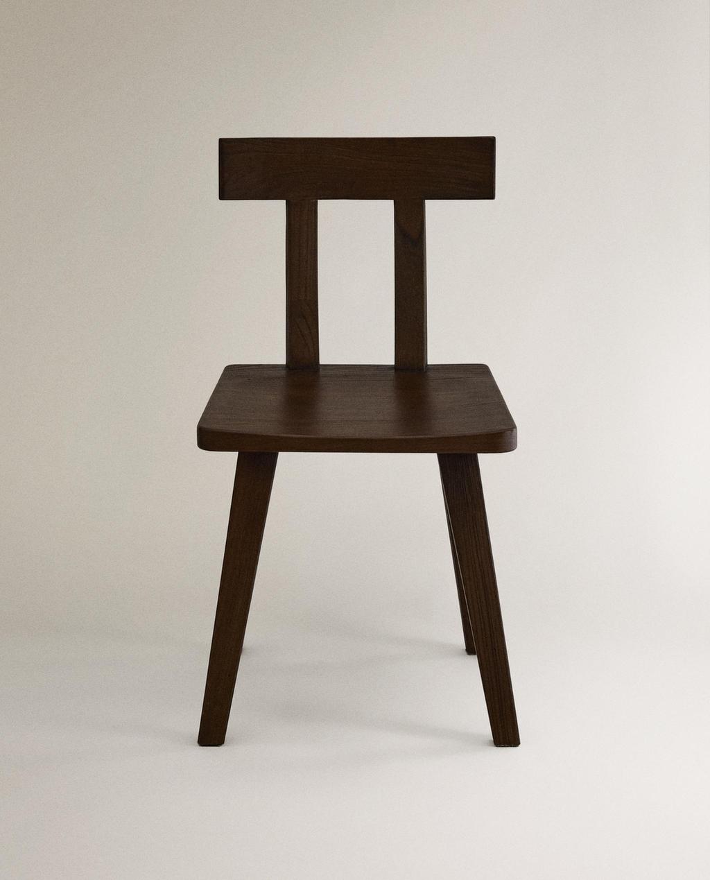 등받이가 있는 우드 의자 등받이가 있는 우드 의자