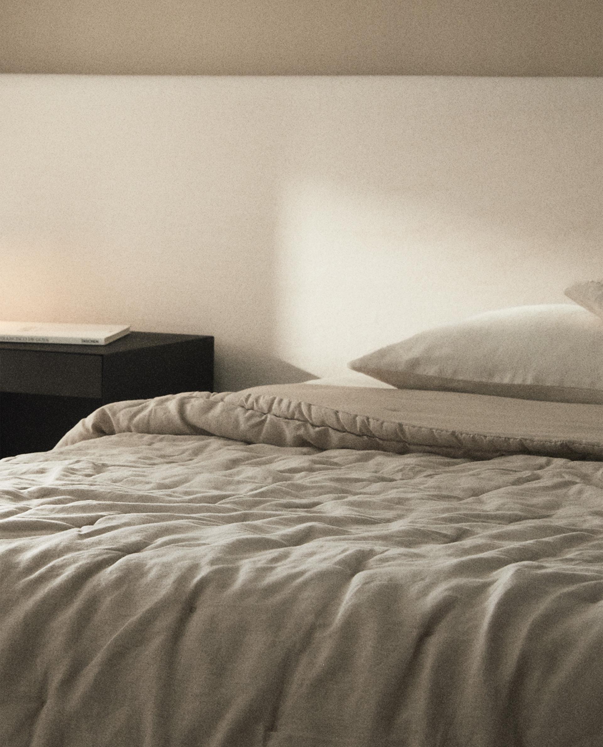 TIKATTU PELLAVAPÄIVÄPEITTO PILKUILLA TIKATTU PELLAVAPÄIVÄPEITTO PILKUILLA