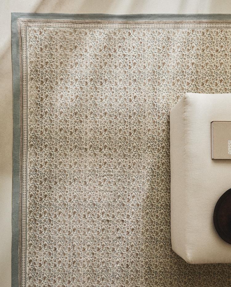 سجادة بطبعة أزهار ملونة