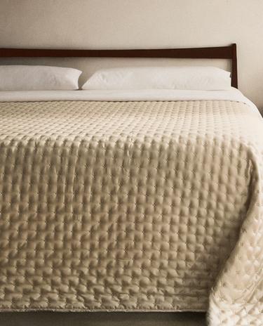 PLAIN QUILTED BEDSPREAD WITH KNOTS