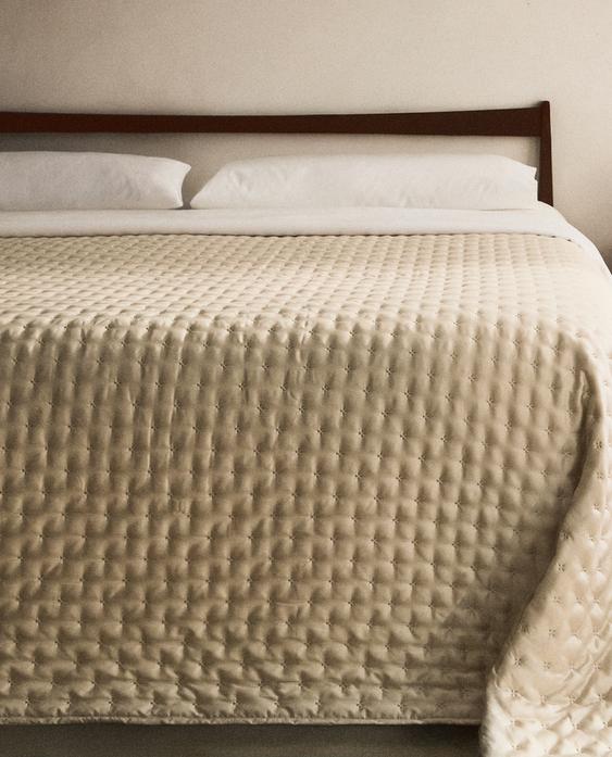 PLAIN QUILTED BEDSPREAD WITH KNOTS PLAIN QUILTED BEDSPREAD WITH KNOTS