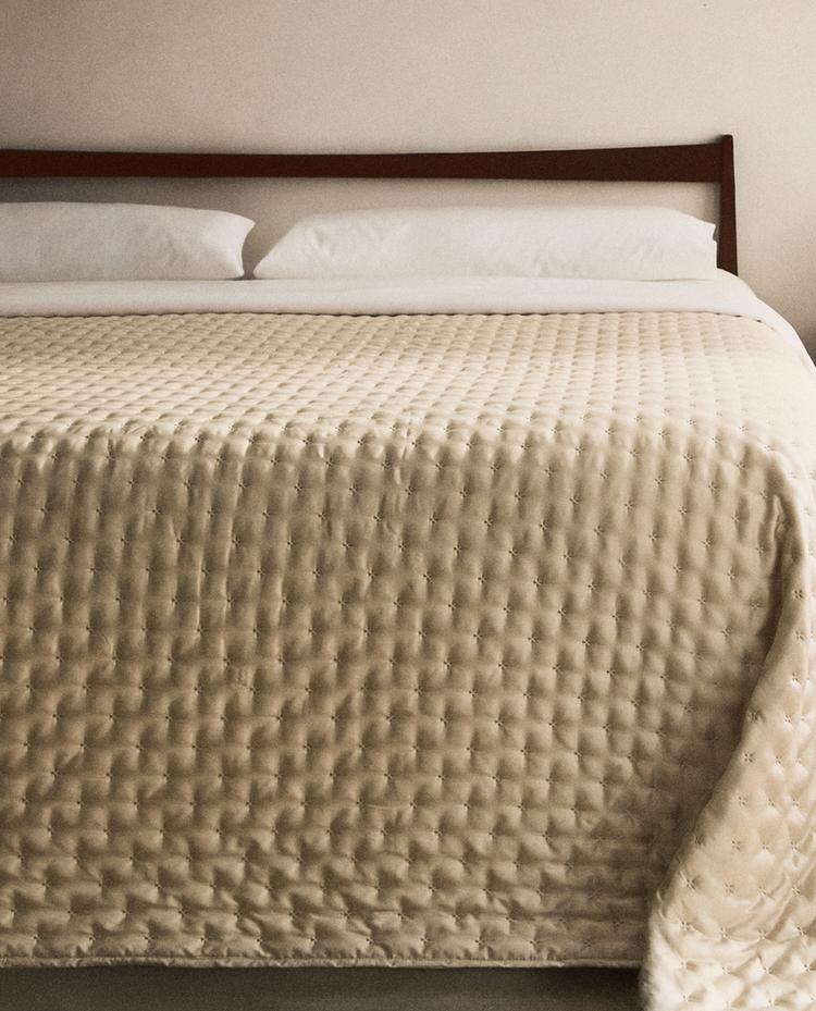 PLAIN QUILTED BEDSPREAD WITH KNOTS PLAIN QUILTED BEDSPREAD WITH KNOTS