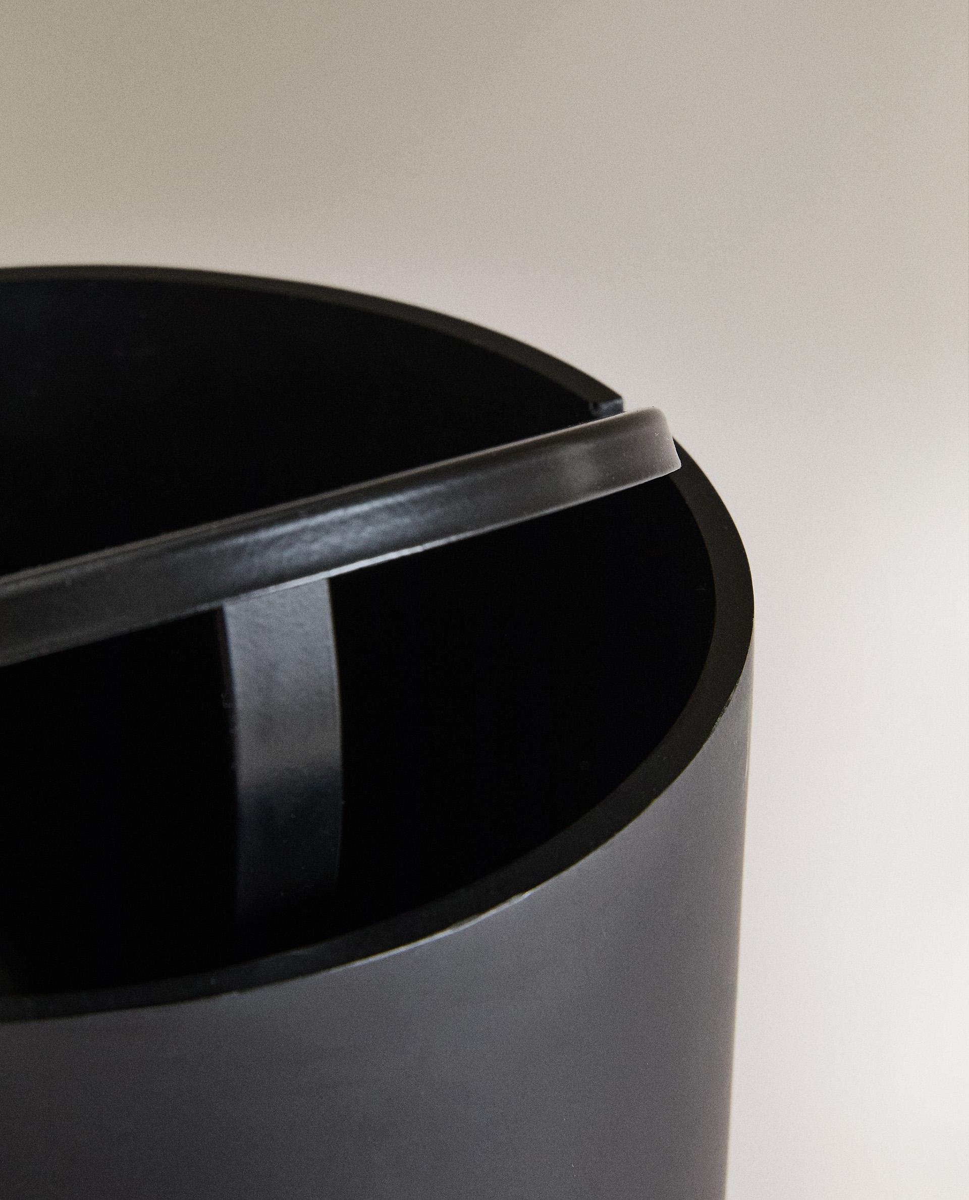 BLACK RESIN BATHROOM BIN WITH LID