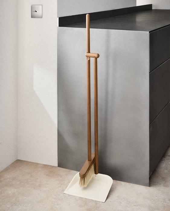 مجموعة فرشاة وملقط من الخشب