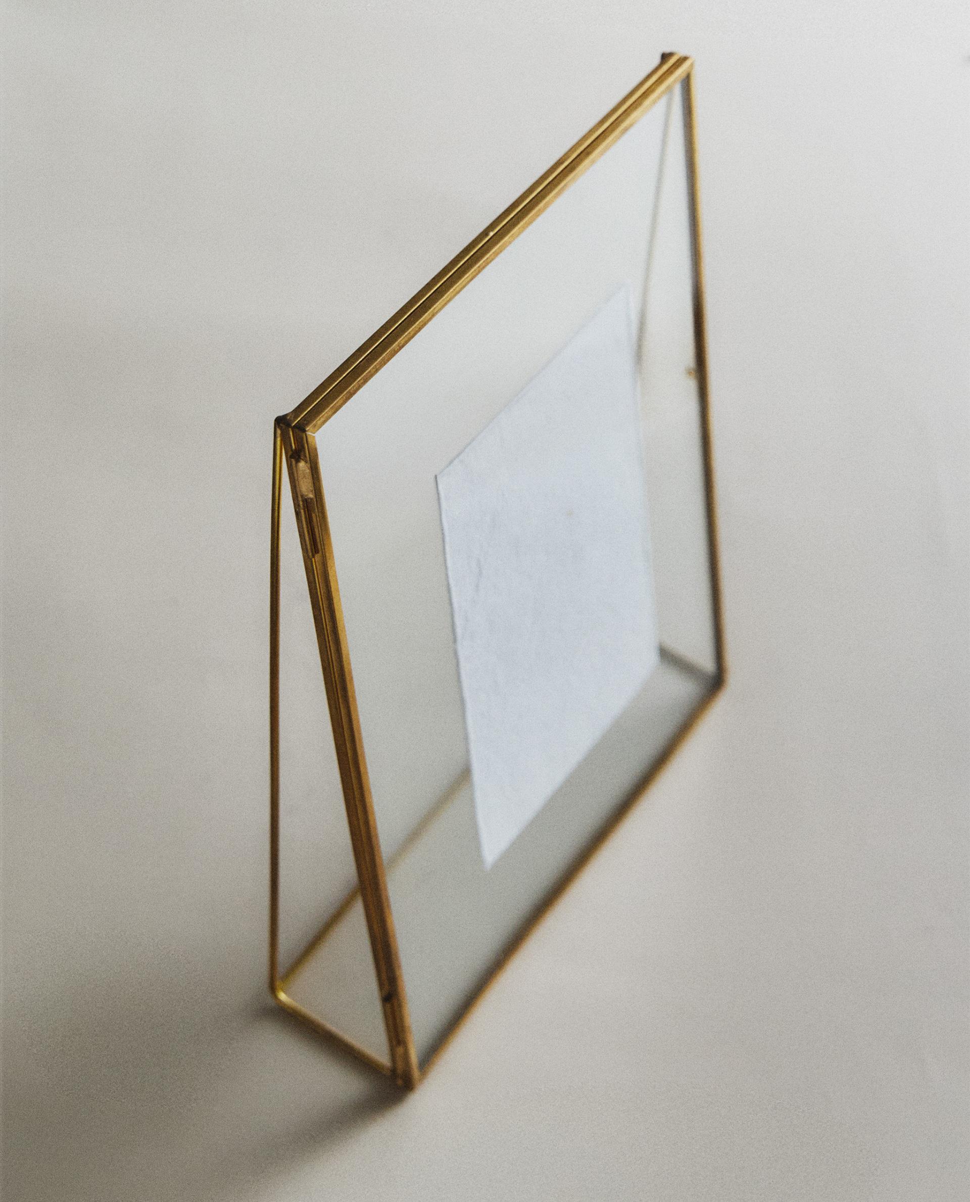 TRIANGULAR STRUCTURE PHOTO FRAME TRIANGULAR STRUCTURE PHOTO FRAME