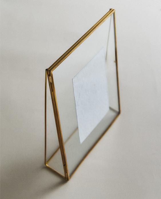 TRIANGULAR STRUCTURE PHOTO FRAME