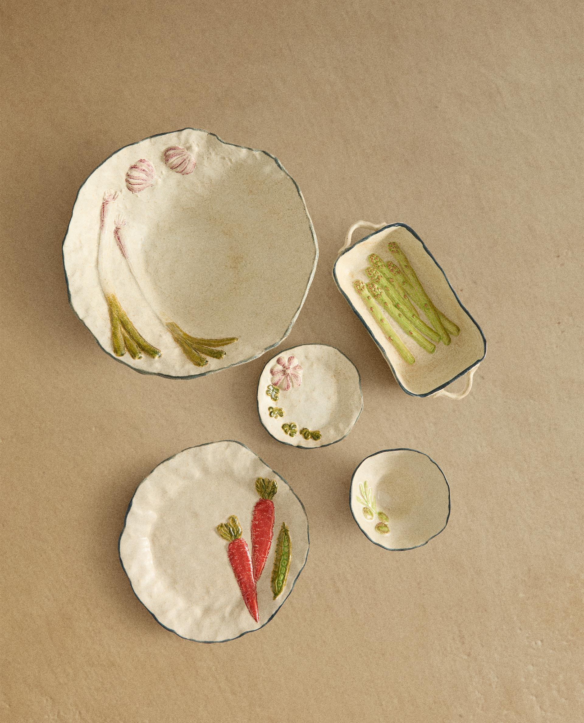 CERAMIC TABLEWARE WITH PLANT MOTIFS