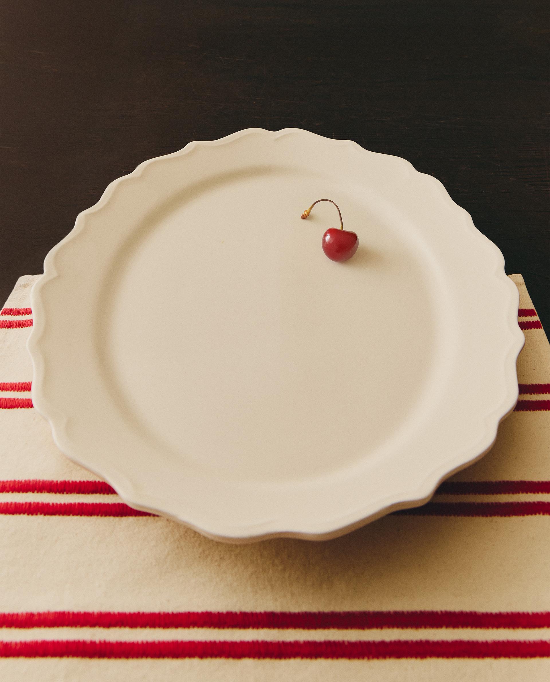 EARTHENWARE SERVING DISH WITH RAISED-DESIGN EDGE EARTHENWARE SERVING DISH WITH RAISED-DESIGN EDGE