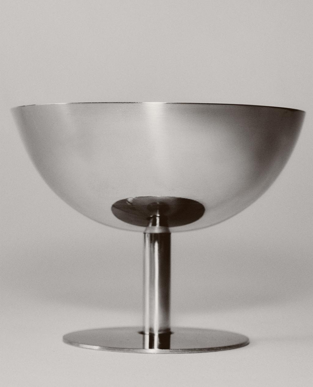 ถ้วยโลหะสีเงินทรงเตี้ย