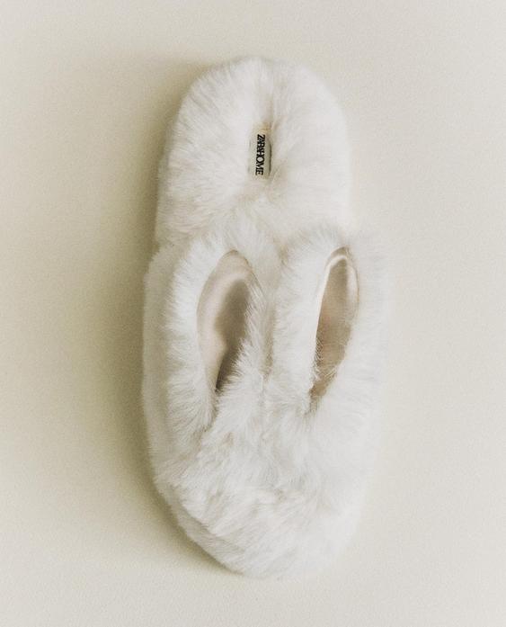 ウサギの耳付きフェイクファースリッパ