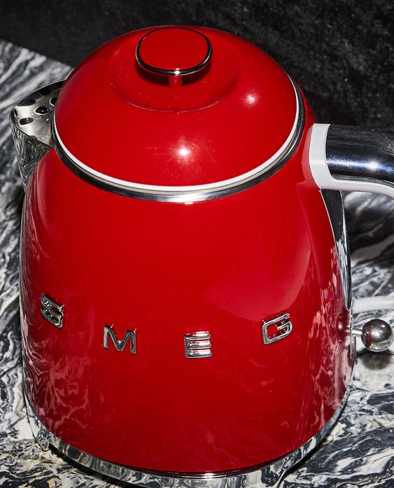 SMALL STEEL SMEG KETTLE SMALL STEEL SMEG KETTLE