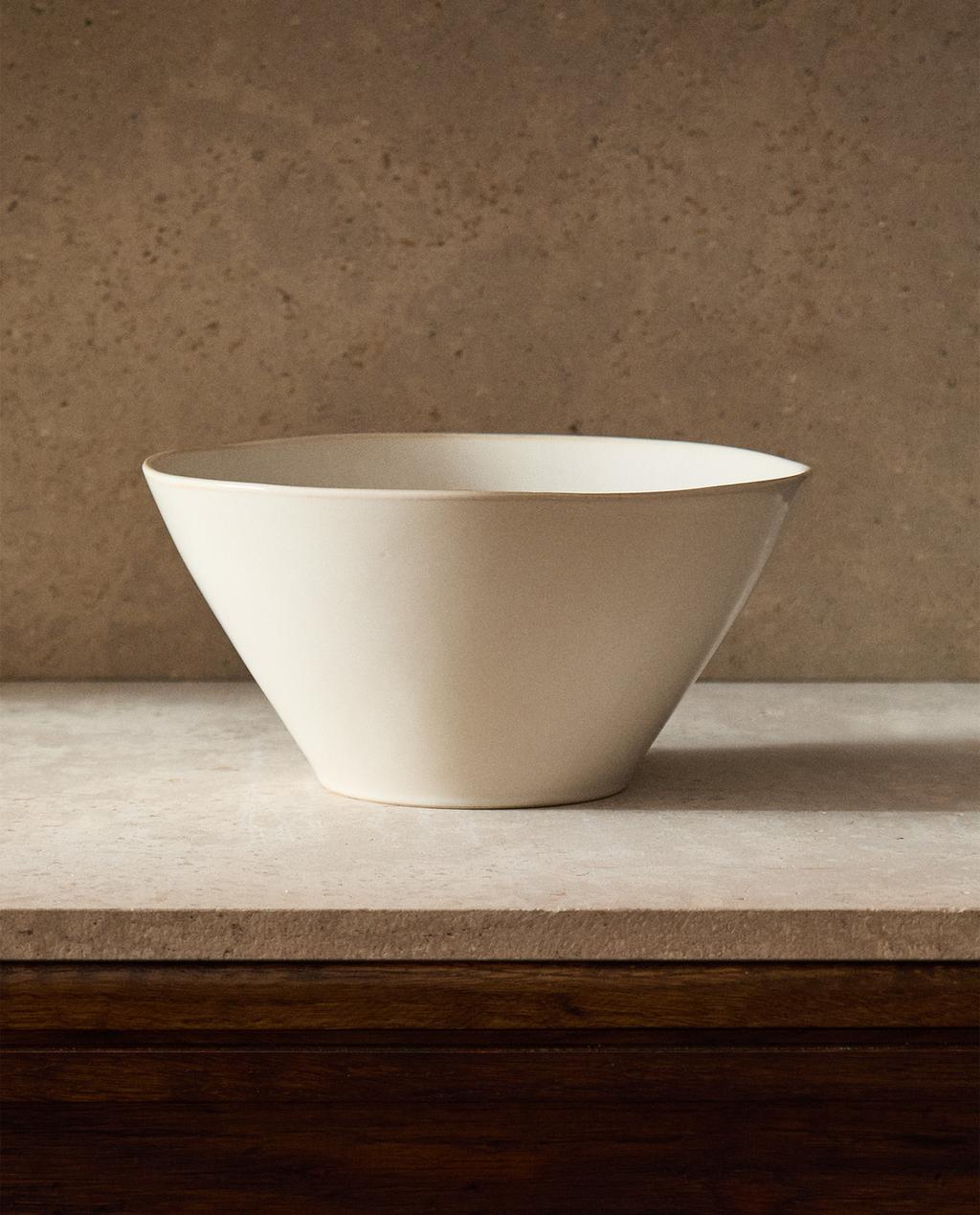 STONEWARE SALAD BOWL WITH CONTRAST RIM