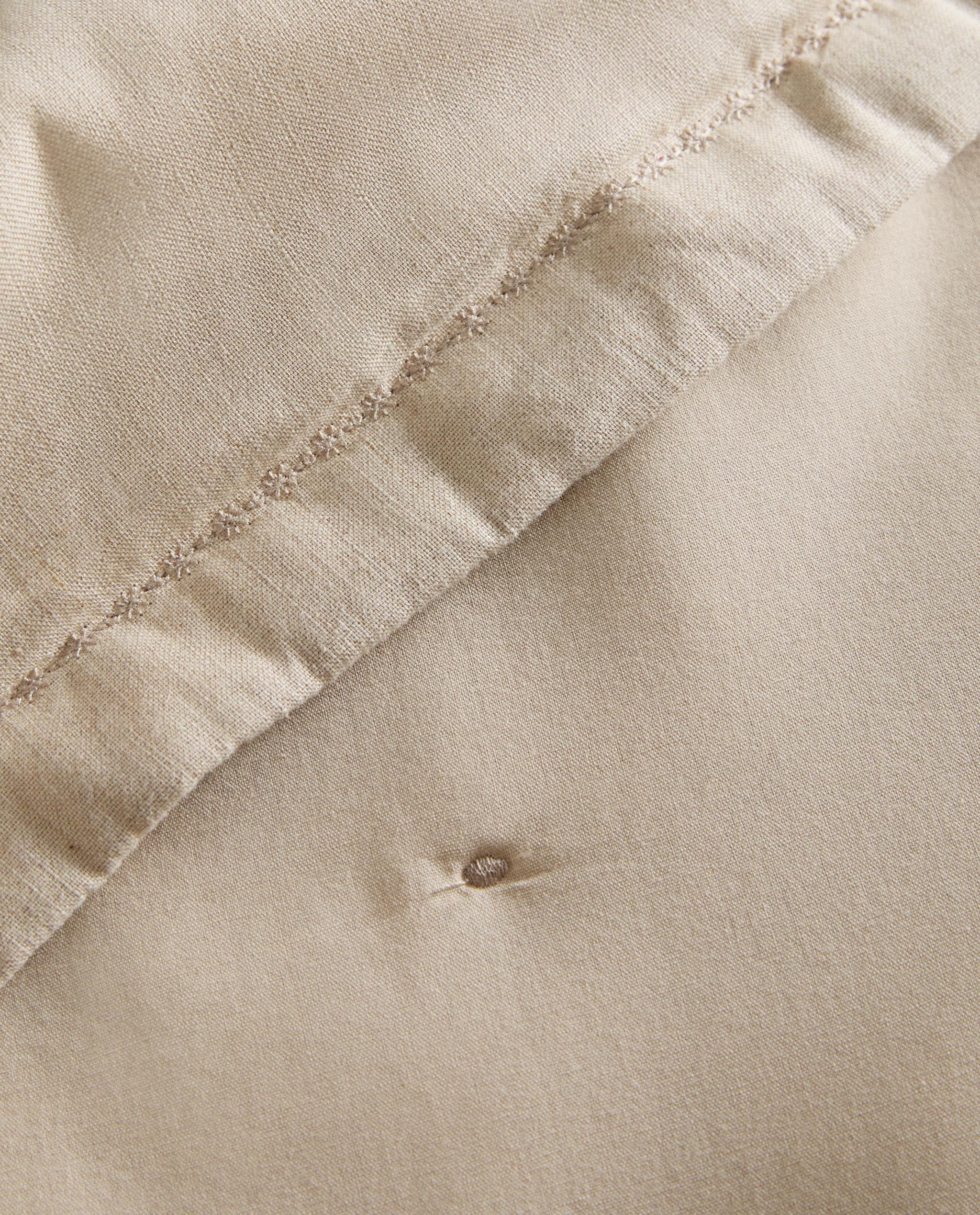 PADDED LINEN QUILTED BEDSPREAD WITH DOTS product thumbnail 4