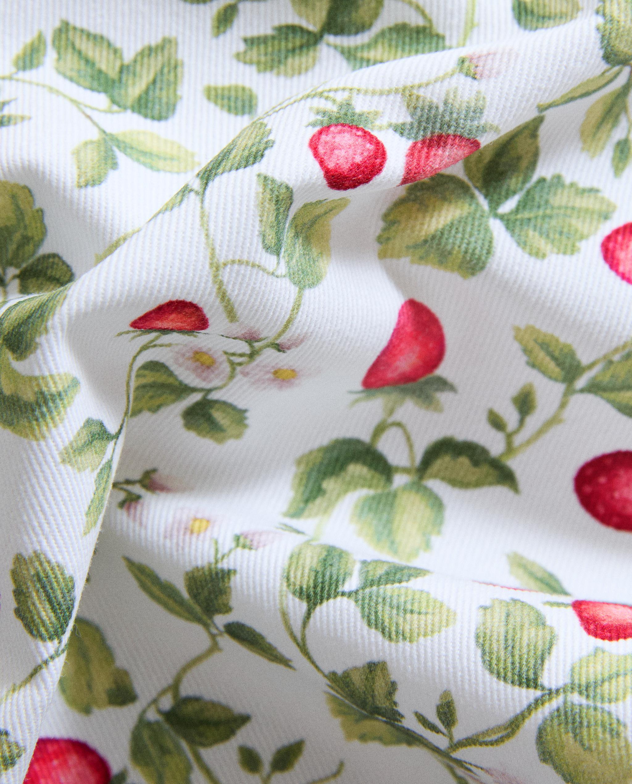 RESIN-COATED STRAWBERRY COTTON TABLECLOTH product thumbnail 2