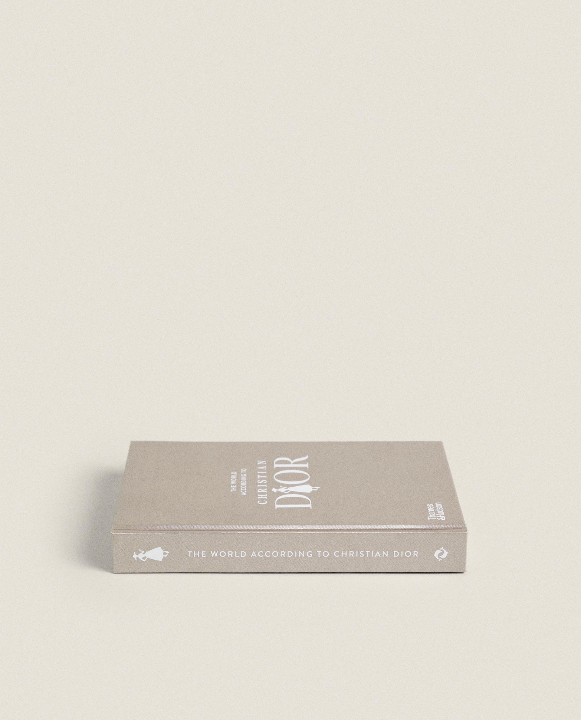 Christian Dior 英語版 CARTE THE WORLD ACCORDING TO CHRISTIAN DIOR (ENGLEZĂ) | Zara Home